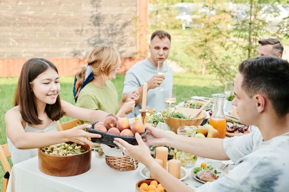 familia-comiendo-jardín