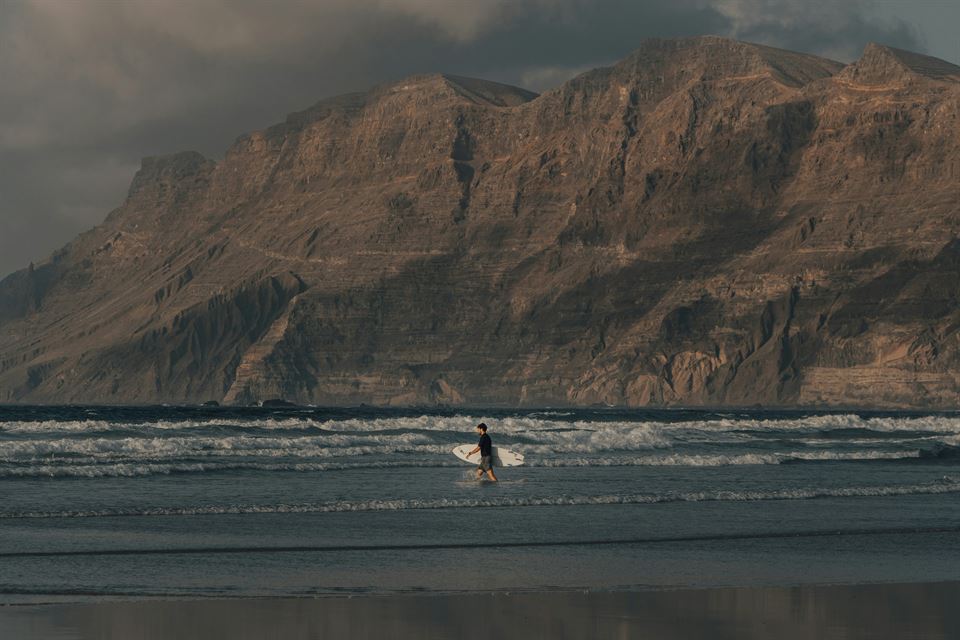 hombre-va-a-hacer-surf-en-lanzarote