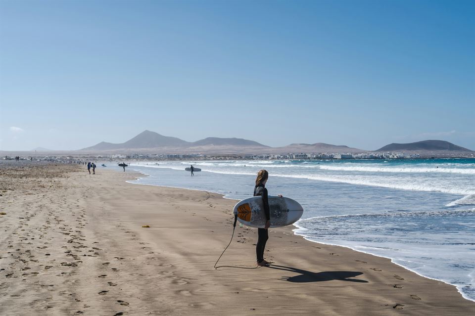 persona-va-a-hacer-surf-en-playa-famara-lanzarote
