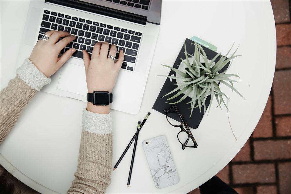 mujer-hace-check-in-online-forma-de-optimizar-el-check-in-y-el-check-out-de-un-alojamiento