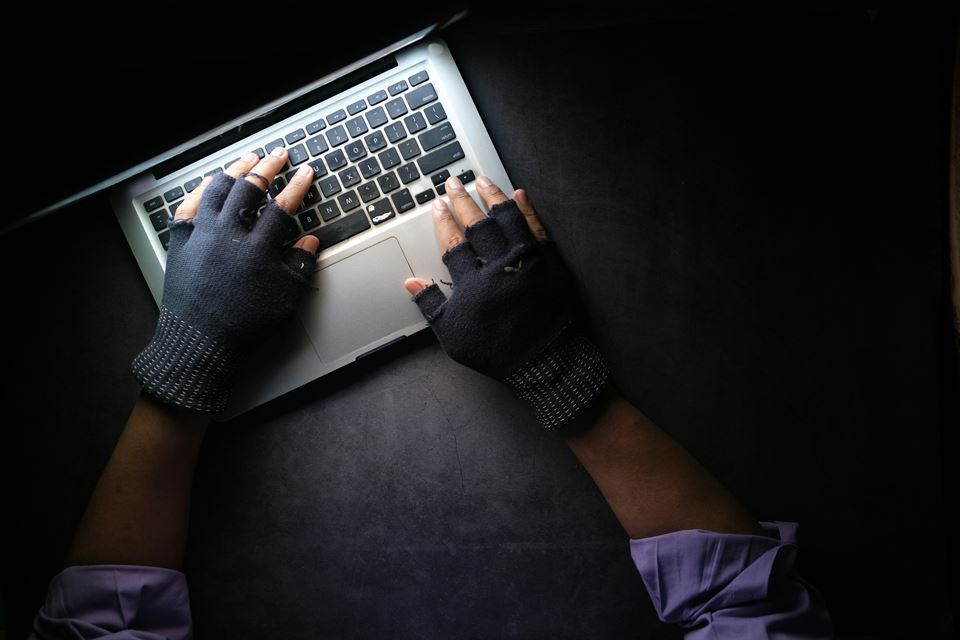 hombre-con-guantes-toca-ordenador