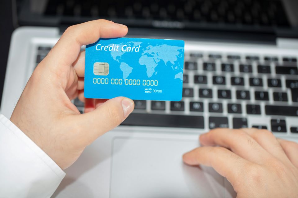 hombre-paga-con-tarjeta-por-internet