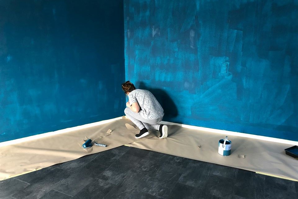 Guía Definitiva del Alquiler Vacacional: Cómo Ser el Anfitrión Perfecto, Decorar y Renovar con Éxito 6 mujer-renovar-o-redecorar-tu-vivienda-vacacional
