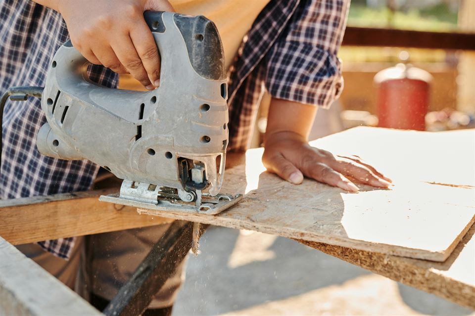 Guía Definitiva del Alquiler Vacacional: Cómo Ser el Anfitrión Perfecto, Decorar y Renovar con Éxito 7 obrero-corta-madera