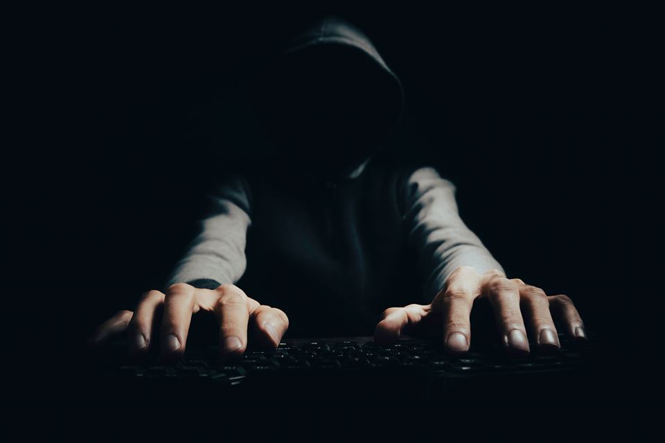 manos-de-ciberdelincuente-enfrentarse-a-la-ciberseguridad-en-el-alquiler-vacacional