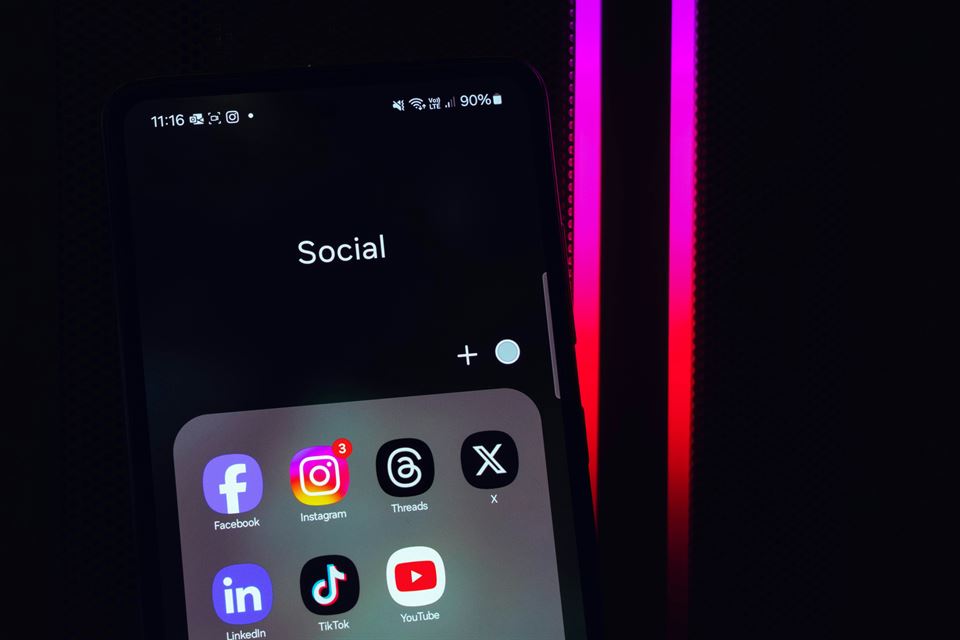Ciberseguridad en el Alquiler Vacacional: La Guía Definitiva para Proteger tu Negocio y a tus Huéspedes 7 redes-sociales-app