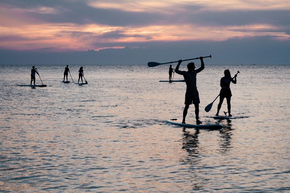 Paddle surf y kayak en Lanzarote: descubre la isla desde el mar 2 grupo-haciendo-paddle-surf