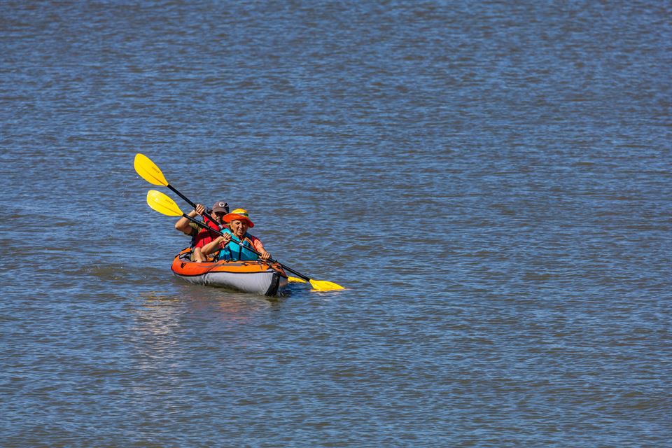 Paddle surf y kayak en Lanzarote: descubre la isla desde el mar 5 kayak-pareja-mar