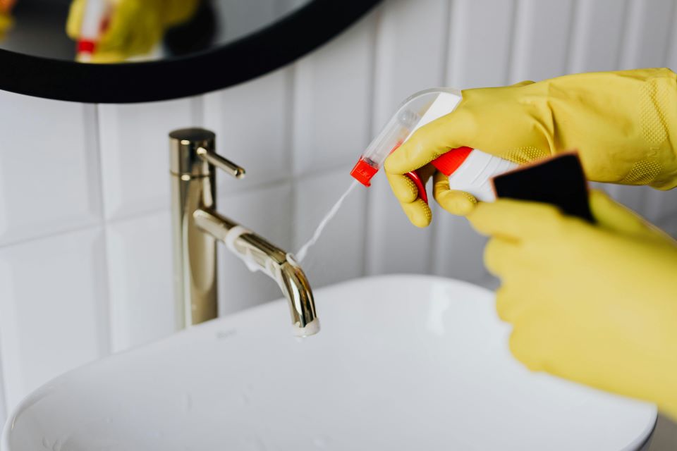limpieza-grifo-lavabo