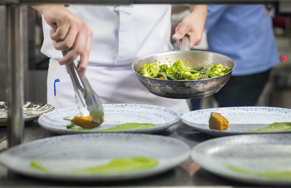 Turismo de lujo en Lanzarote: exclusividad en un paraíso volcánico 4 chef-coloca-verdura-plato