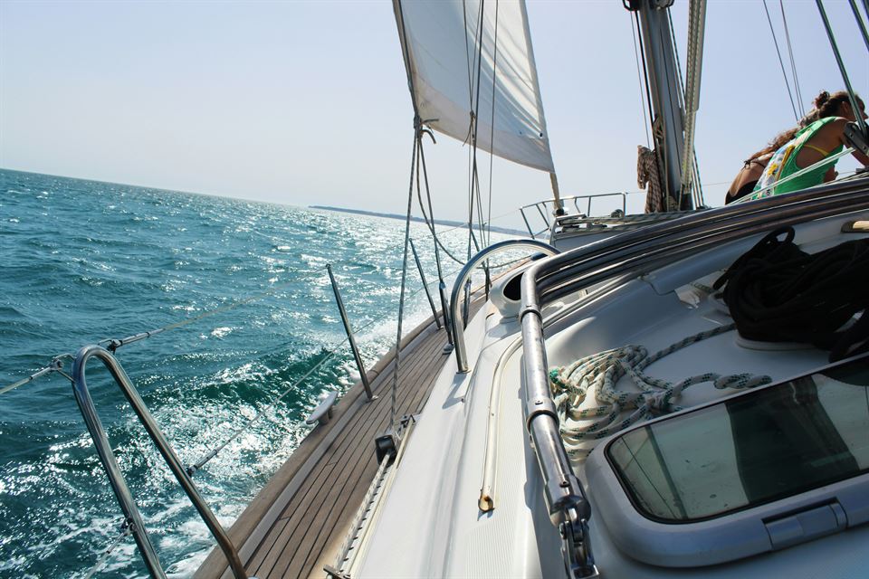 Turismo de lujo en Lanzarote: exclusividad en un paraíso volcánico 6 navegar-velero-turismo-lde-lujo-en-lanzarote