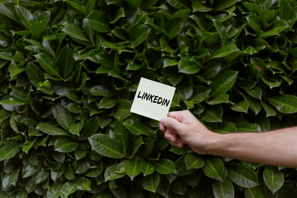 LinkedIn para propietarios: consigue más reservas 5 papel-con-la-palabra-escrita-LinkedIn
