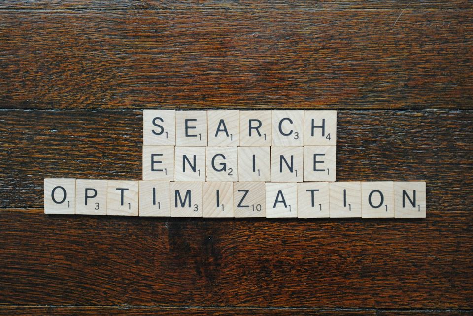 Mejora el SEO de tu alquiler vacacional y atrae a más huéspedes 2 letras-madera-forman-palabra-seo