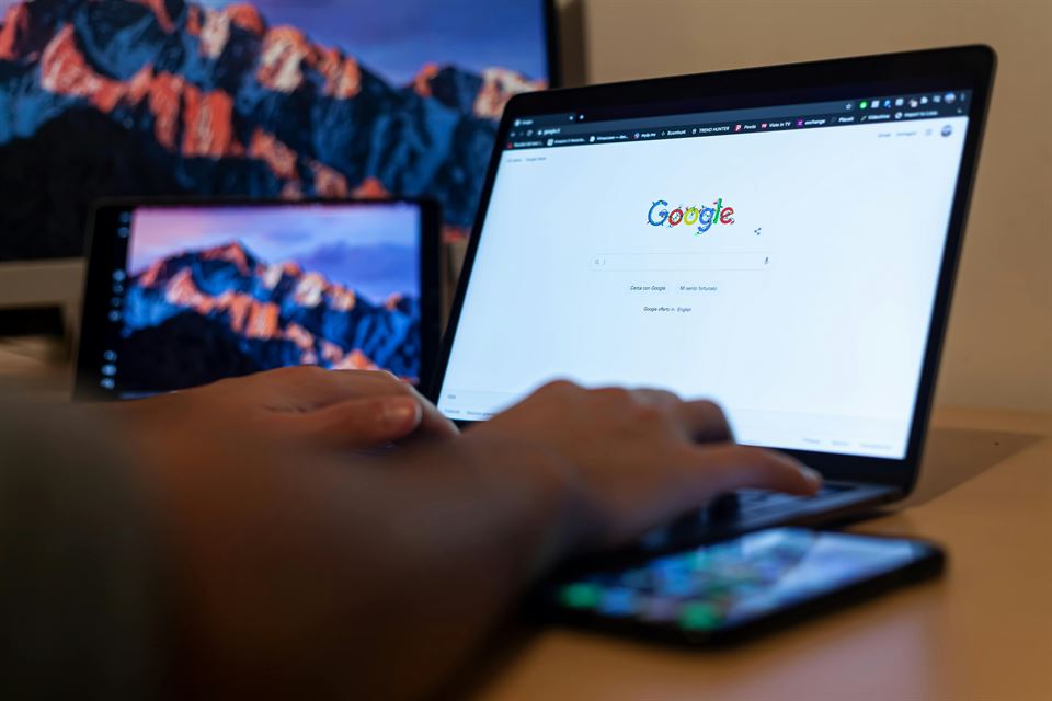 Mejora el SEO de tu alquiler vacacional y atrae a más huéspedes 3 persona-hace-busqueda-en-google-estrategias-para-mejorar-el-seo-para-alquiler-vacacional