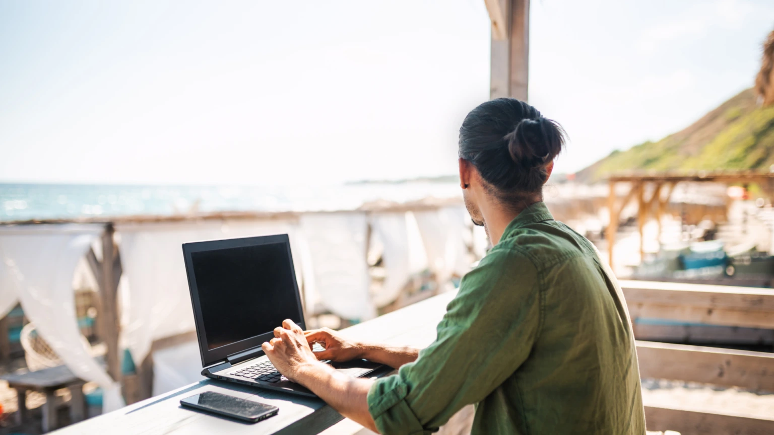 Guía Maestra para Maximizar la Rentabilidad y el Éxito de tu Alquiler Vacacional 9 Nomadas digitales trabajando en Lanzarote y Fuerteventura